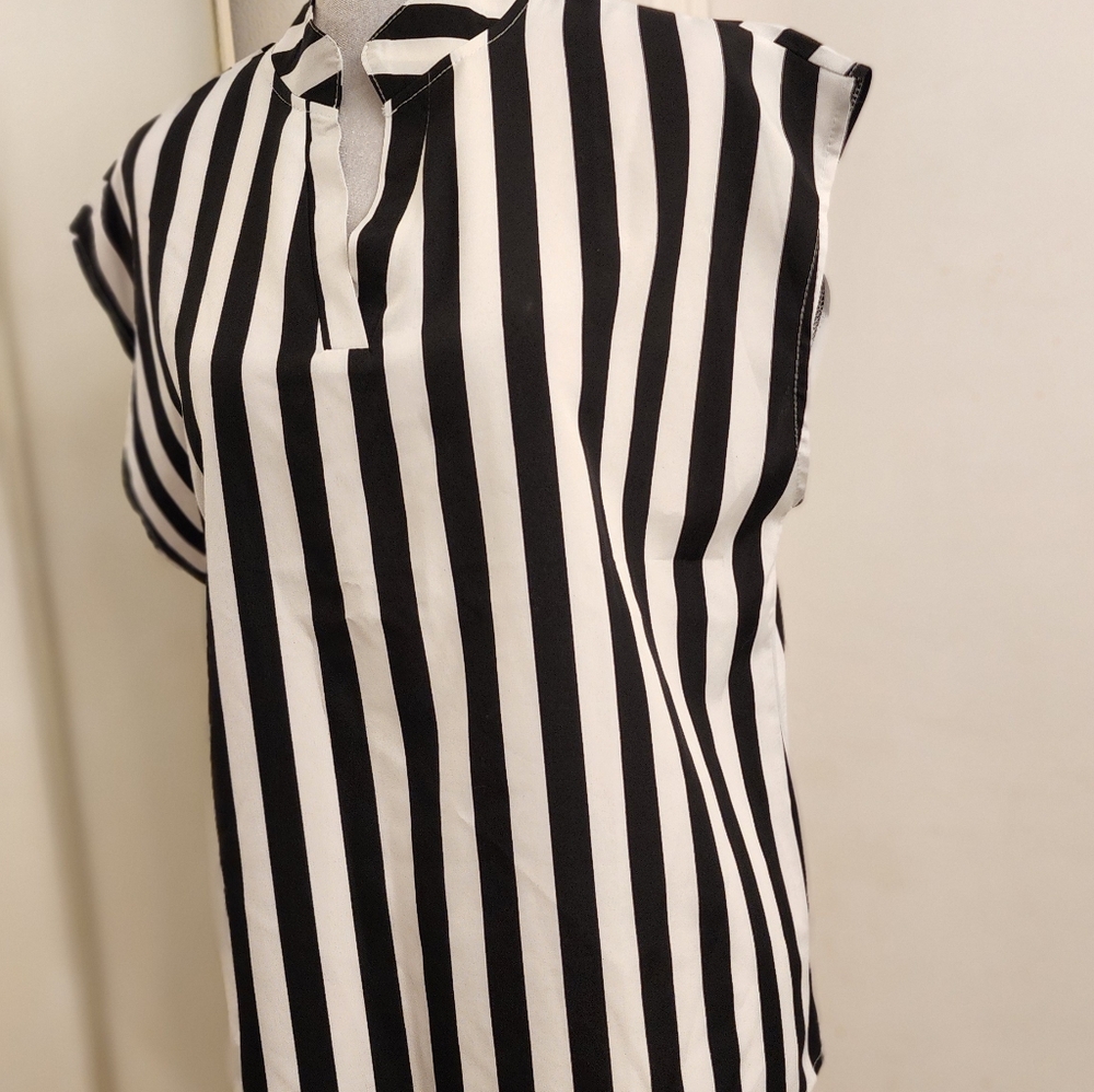 Forever 21 Black and White Striped V-Neck Cap Sleeve Blouse - Picture 4 of 6